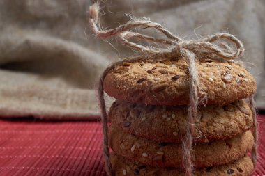 Tuzlu kurabiye tablo ve çuval bezi arka plan ayçiçeği susam serpilir