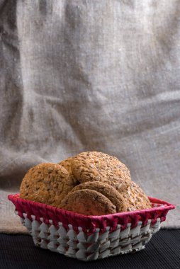 Tuzlu kurabiye tablo ve çuval bezi arka plan ayçiçeği susam serpilir