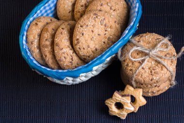 Tuzlu kurabiye tablo ve çuval bezi arka plan ayçiçeği susam serpilir