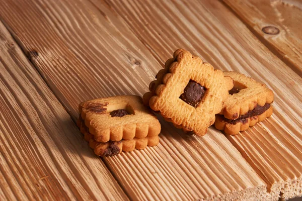 砂のチョコチップ クッキーは、プレート、木製の背景で提供する準備ができて上に積み重なってください。 — ストック写真