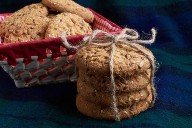 Tuzlu kurabiye tablo ve çuval bezi arka plan ayçiçeği susam serpilir