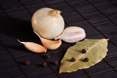 Siyah stil masada baharat: soğan, sarımsak, karabiber bezelye ve defne yaprağı