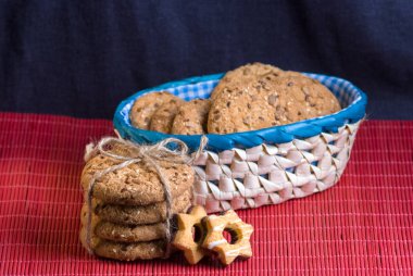 Tuzlu kurabiye tablo ve çuval bezi arka plan ayçiçeği susam serpilir