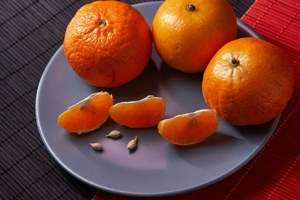 Tangerinas mandarinas, clementinas, frutas cítricas no estilo fundo preto e vermelho com espaço de cópia — Fotografia de Stock