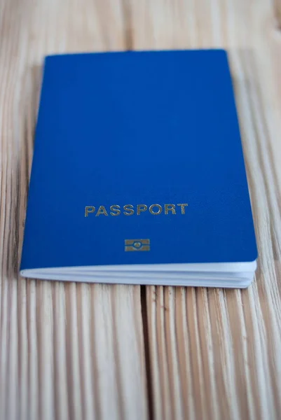 Passaporte biométrico sobre fundo cinzento — Fotografia de Stock