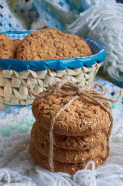 Tuzlu kurabiye susam, tekstil ekose ayçiçeği serpilir
