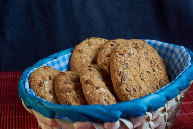 Tuzlu kurabiye kırmızı masada ayçiçeği susam serpilir