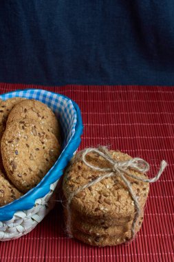 Tuzlu kurabiye kırmızı masada ayçiçeği susam serpilir