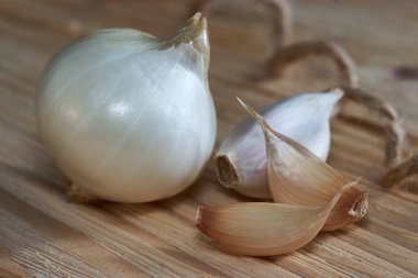 Sarımsak, soğan, defne yaprağı, karabiber ahşap bir masa üzerinde. Gıda arka plan. Sarmısakları. doğranmış sarımsak, diş sarımsak, sarımsak ampul.