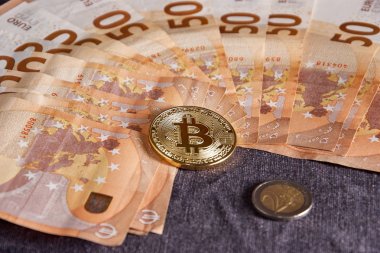 Bitcoin fiziksel altın sikke 50 euro faturaları banknotların üzerinde Studio vurdu. Bitcoin bir blockchain Kripto para birimidir