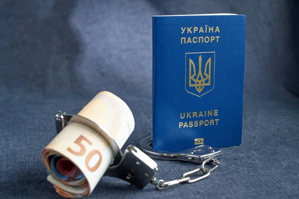 Pasaporte biométrico ucraniano y esposas sobre la mesa . — Foto de Stock