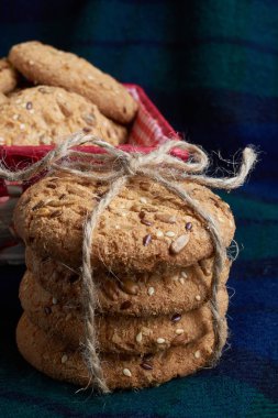 Tuzlu kurabiye tablo ve çuval bezi arka plan ayçiçeği susam serpilir