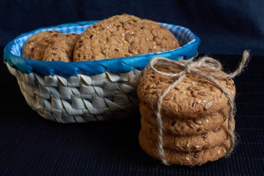 Tuzlu kurabiye şeyl tahtada ayçiçeği susam serpilir