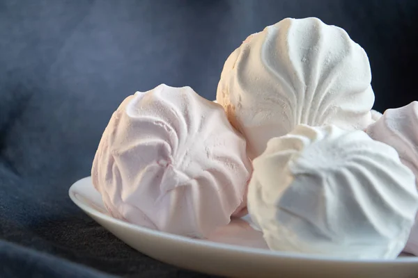 Conceito de comida, confeção e doces - close-up de zephyr ou marshmallow sobremesa no prato — Fotografia de Stock
