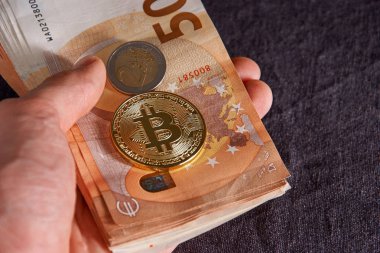 Erkek eli bitcoin ve 50 ile 50 Euro kökenden faturaları banknotlar