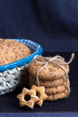 Tuzlu kurabiye tablo ve çuval bezi arka plan ayçiçeği susam serpilir