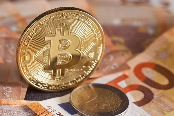 50 euro banknot zemin üzerine altın bitcoin. Bitcoin Kripto para birimi, Blockchain teknoloji, dijital para, araştırma kavramı, bitcoin 50 euro faturası. Makro