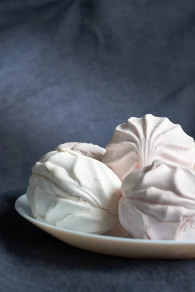 Белый зефир зефир на фарфоровой тарелке — стоковое фото
