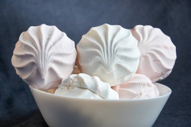 Beyaz ve pembe zephyr yakın beyaz bir plaka üzerinde çekim