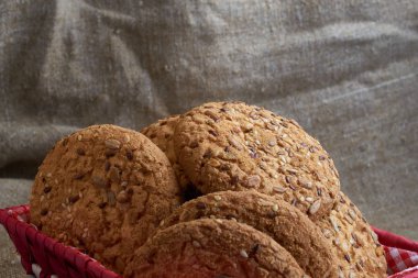 Tuzlu kurabiye tablo ve çuval bezi arka plan ayçiçeği susam serpilir