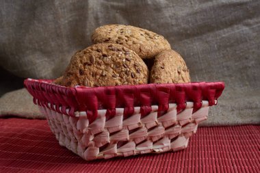 Tuzlu kurabiye tablo ve çuval bezi arka plan ayçiçeği susam serpilir