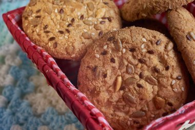 Tuzlu kurabiye susam, tekstil ekose ayçiçeği serpilir