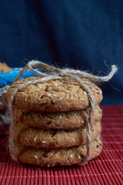 Tuzlu kurabiye kırmızı masada ayçiçeği susam serpilir