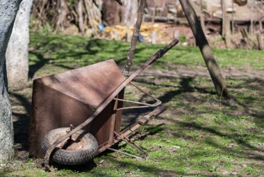 bir tarafta boş el arabası yalan