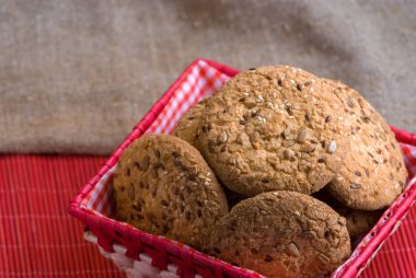 Tuzlu kurabiye tablo ve çuval bezi arka plan ayçiçeği susam serpilir