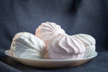 Beyaz ve pembe zephyr yakın beyaz bir plaka üzerinde çekim