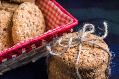 Tuzlu kurabiye susam, tekstil ekose ayçiçeği serpilir