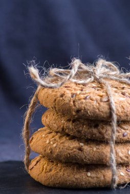 Tuzlu kurabiye şeyl tahtada ayçiçeği susam serpilir