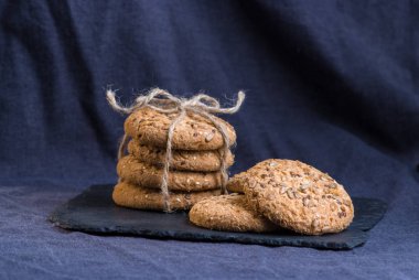 Tuzlu kurabiye şeyl tahtada ayçiçeği susam serpilir