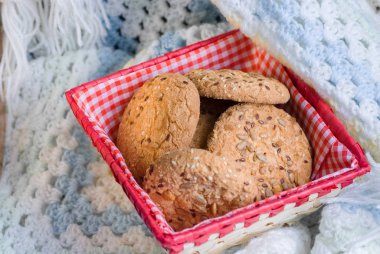 Tuzlu kurabiye susam, tekstil ekose ayçiçeği serpilir