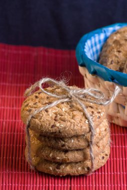 Tuzlu kurabiye tablo ve çuval bezi arka plan ayçiçeği susam serpilir