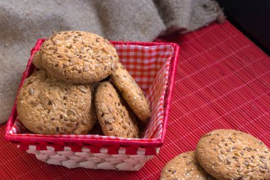 Tuzlu kurabiye tablo ve çuval bezi arka plan ayçiçeği susam serpilir