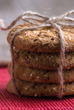Susam ve ayçiçeği tohumu masada kurabiye. Sağlıklı beslenme