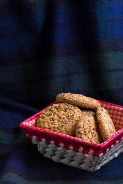 Tuzlu kurabiye susam, tekstil ekose ayçiçeği serpilir