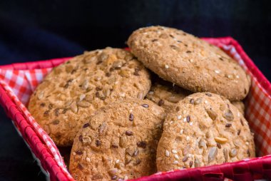 Tuzlu kurabiye susam, tekstil ekose ayçiçeği serpilir