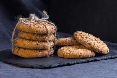 Tuzlu kurabiye şeyl tahtada ayçiçeği susam serpilir