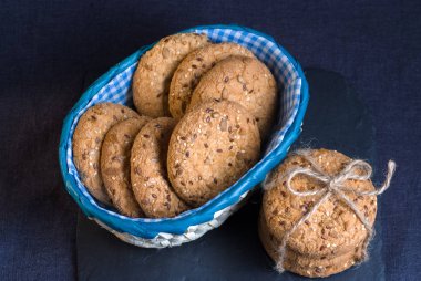 Tuzlu kurabiye şeyl tahtada ayçiçeği susam serpilir