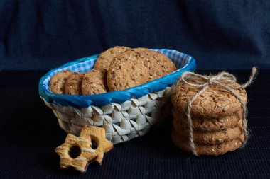 Tuzlu kurabiye şeyl tahtada ayçiçeği susam serpilir
