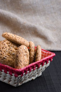 Tuzlu kurabiye tablo ve çuval bezi arka plan ayçiçeği susam serpilir