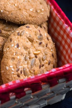 Tuzlu kurabiye susam, tekstil ekose ayçiçeği serpilir