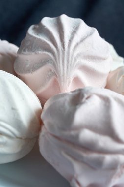 Beyaz zephyr hatmi porselen tabakta