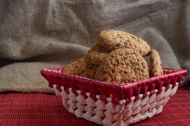 Tuzlu kurabiye tablo ve çuval bezi arka plan ayçiçeği susam serpilir