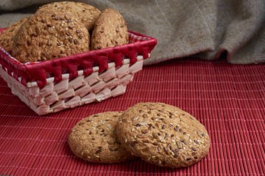 Tuzlu kurabiye tablo ve çuval bezi arka plan ayçiçeği susam serpilir