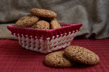 Tuzlu kurabiye tablo ve çuval bezi arka plan ayçiçeği susam serpilir