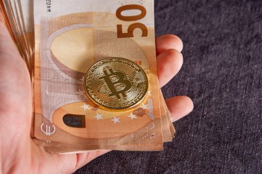 Erkek eli bitcoin ve 50 ile 50 Euro kökenden faturaları banknotlar