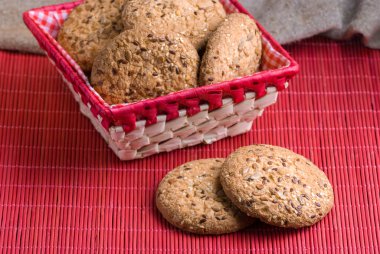 Tuzlu kurabiye tablo ve çuval bezi arka plan ayçiçeği susam serpilir